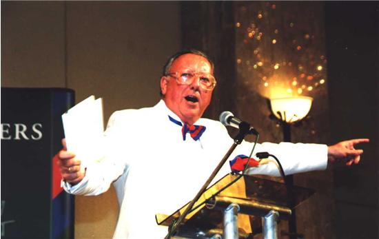 Bob-conducting-the-raffle-at-a-Lords-Taverners-Ev-13.jpg