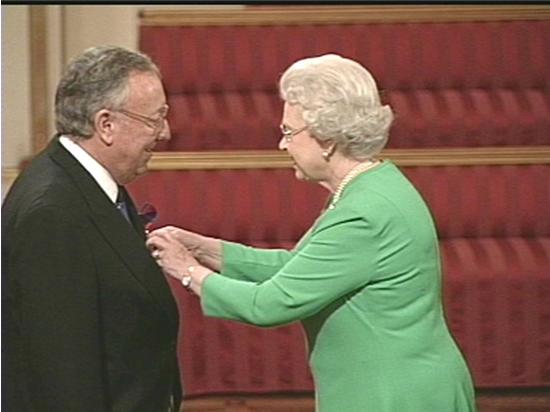 Bob-receives-his-MBE-from-HM-The-Queen-in-2004-13.JPG